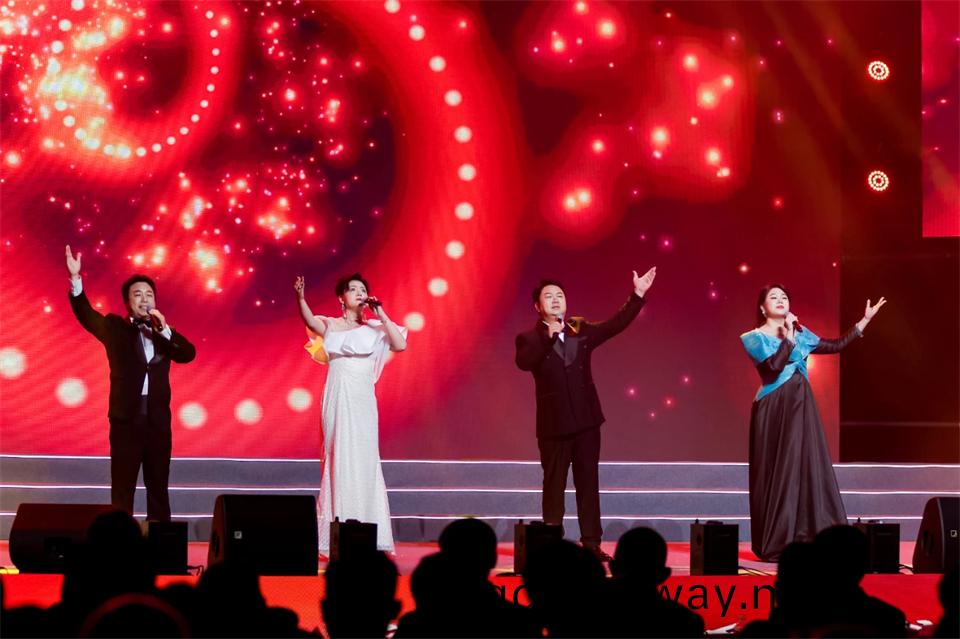創(chuang)新引(yin)領價(jia)值(zhi) 理想(xiang)成(cheng)就未(wei)來——慶祝(zhu)山(shan)河(he)智能成(cheng)立25週(zhou)年(nian)錶(biao)彰大(da)會(hui)暨文藝晚會(hui)隆重擧(ju)行