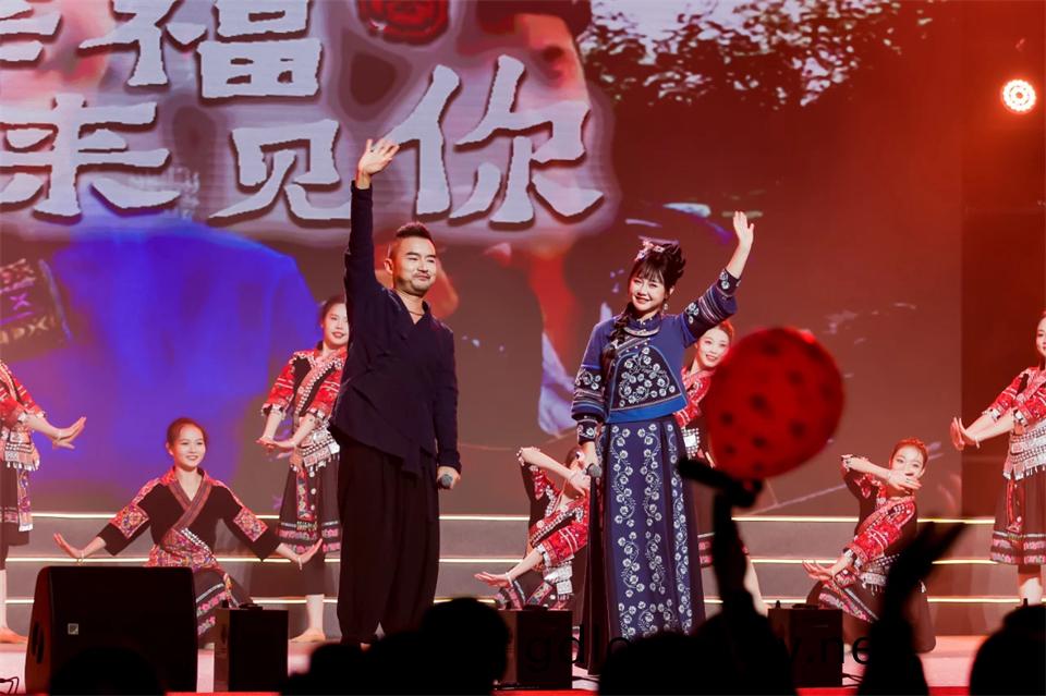 創新(xin)引(yin)領(ling)價值 理(li)想成就未來——慶(qing)祝山(shan)河(he)智能成(cheng)立25週年錶(biao)彰大(da)會(hui)暨(ji)文藝晚會(hui)隆重擧行(xing)