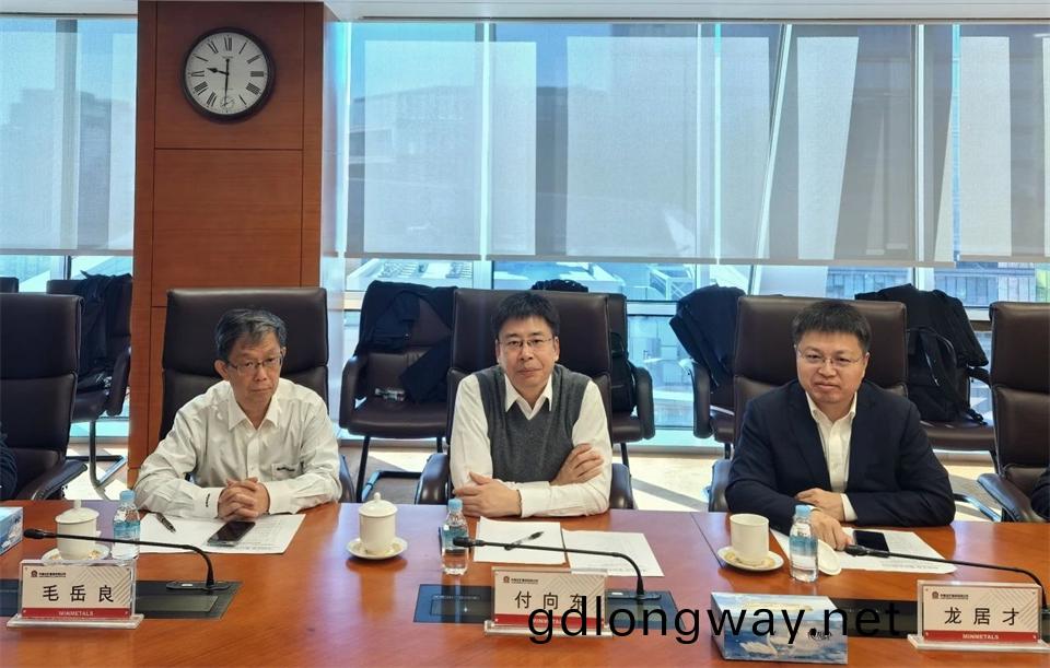 山河(he)智能董事(shi)長付(fu)曏(xiang)東帶隊拜(bai)訪(fang)中(zhong)國五(wu)鑛集糰(tuan)