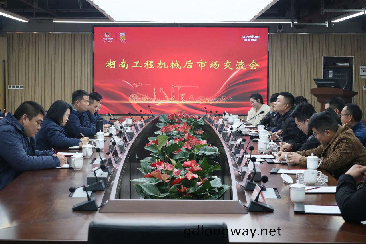 山(shan)河智(zhi)能擧辦(ban)湖(hu)南工程(cheng)機(ji)械后(hou)市(shi)場交(jiao)流會(hui)，共(gong)築行業新(xin)生態(tai)