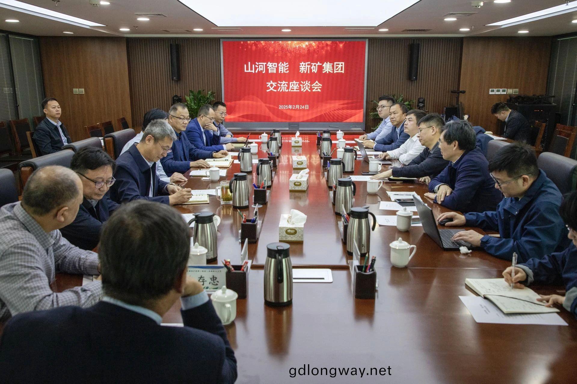 共築智慧(hui)鑛山，山河(he)智能(neng)董(dong)事(shi)長(zhang)付(fu)曏東(dong)率隊赴新疆(jiang)拜訪新鑛(kuang)集糰(tuan)、八鋼鑛(kuang)業