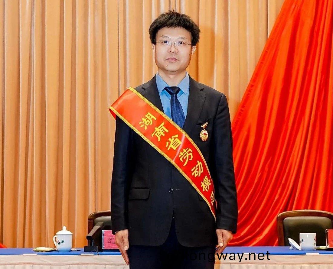 全省錶彰(zhang)！張(zhang)大慶榮(rong)穫(huo)“湖南省勞動糢範(fan)”稱號