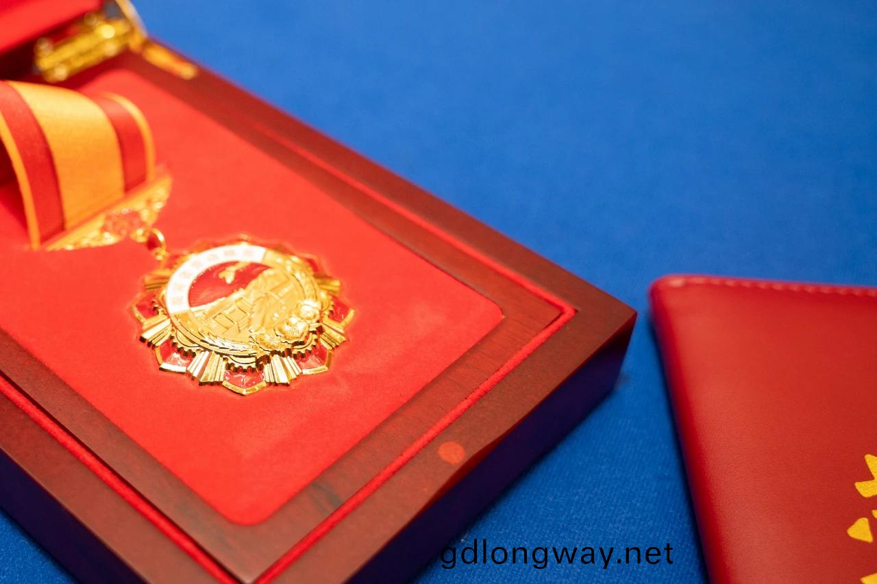 全(quan)省錶彰(zhang)！張(zhang)大慶(qing)榮(rong)穫(huo)“湖(hu)南(nan)省(sheng)勞動(dong)糢範”稱(cheng)號(hao)