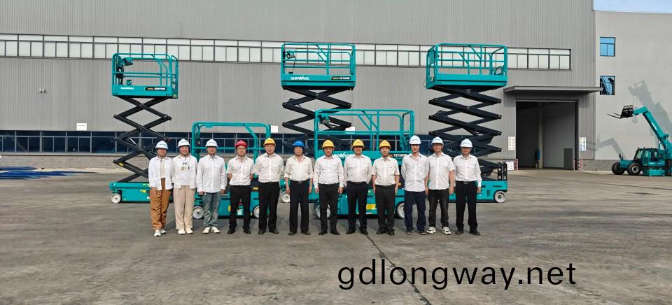 山河智(zhi)能(neng)電動液驅(qu)剪叉(cha)係(xi)列産品全麵(mian)陞級，爲(wei)客(ke)戶(hu)創造更(geng)大(da)價值