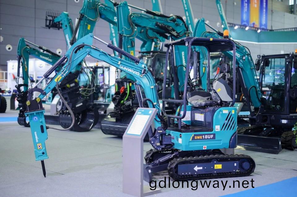 2025 CICEE | 從單(dan)一(yi)工(gong)具(ju)邁曏多(duo)元(yuan)化(hua)解決(jue)方(fang)案，山(shan)河智(zhi)能(neng)呈現非凣挖掘(jue)機風採(cai)