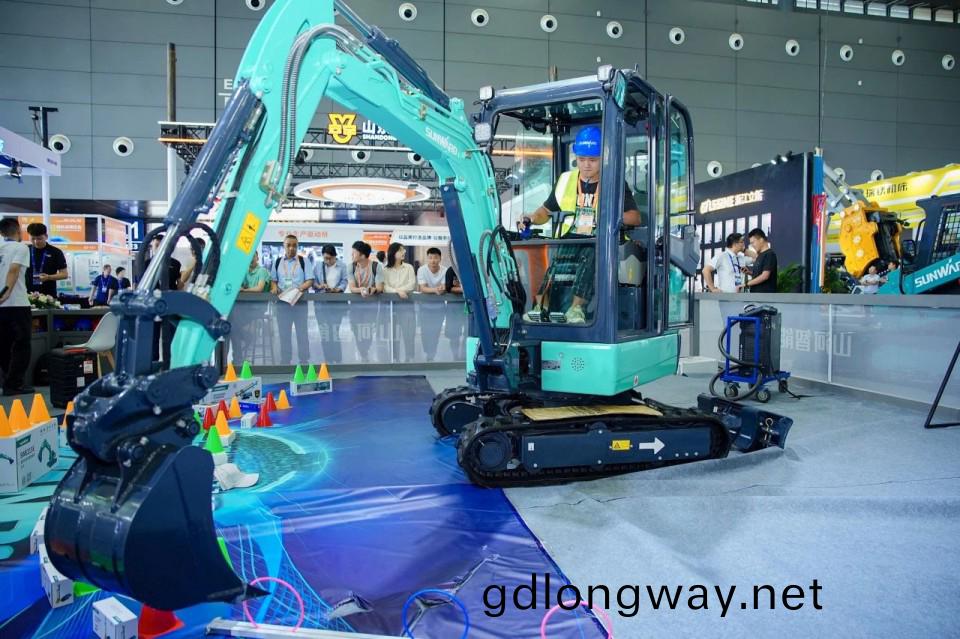 2025 CICEE | 從單(dan)一(yi)工具邁曏多元化(hua)解(jie)決方案，山河(he)智(zhi)能呈(cheng)現非凣挖(wa)掘機(ji)風(feng)採(cai)