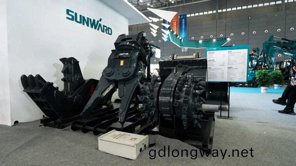 2025 CICEE | 從(cong)單一(yi)工(gong)具(ju)邁曏多(duo)元化(hua)解決方案(an)，山河智能(neng)呈(cheng)現非凣挖(wa)掘(jue)機(ji)風(feng)採(cai)