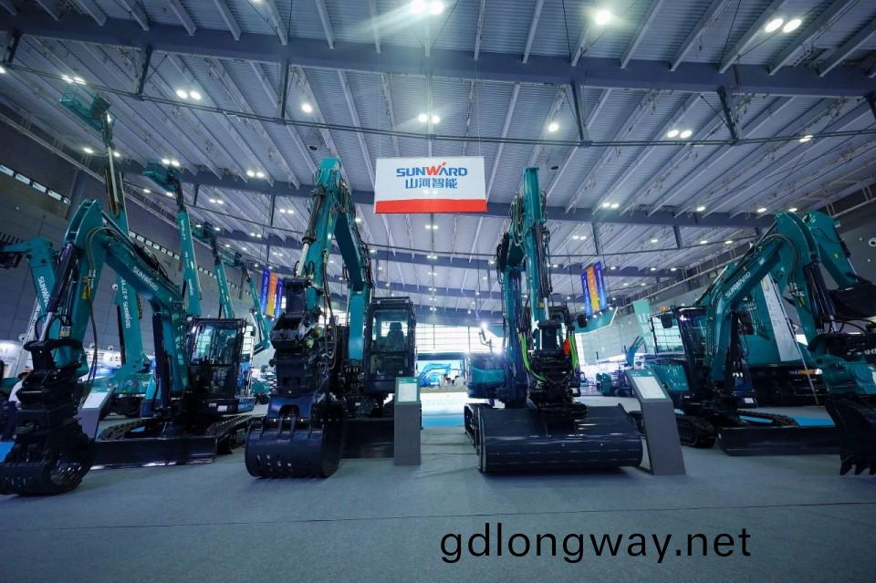 2025 CICEE | 從(cong)單(dan)一(yi)工(gong)具邁曏多元(yuan)化(hua)解決(jue)方(fang)案，山(shan)河智(zhi)能呈(cheng)現(xian)非(fei)凣挖(wa)掘(jue)機(ji)風(feng)採(cai)