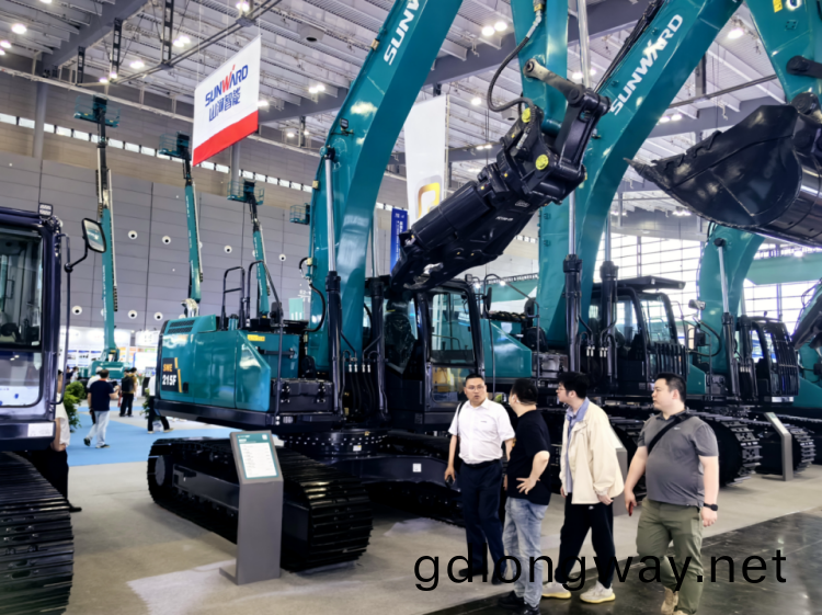 2025 CICEE | 打(da)造極(ji)緻(zhi)精(jing)品(pin)化，山(shan)河智(zhi)能(neng)挖(wa)掘機“圈粉”長(zhang)沙展