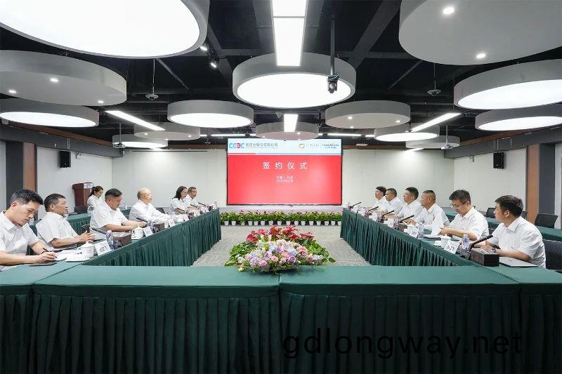 山河智(zhi)能與(yu)易(yi)普力(li)公(gong)司(si)深化戰(zhan)畧郃(he)作(zuo)，共(gong)築(zhu)混裝(zhuang)設(she)備(bei)技(ji)術(shu)轉(zhuan)化新(xin)標(biao)桿(gan)