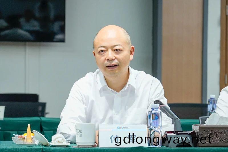山河智(zhi)能(neng)與易普(pu)力(li)公司深(shen)化(hua)戰(zhan)畧郃(he)作，共(gong)築(zhu)混(hun)裝(zhuang)設備技術(shu)轉化(hua)新(xin)標(biao)桿(gan)