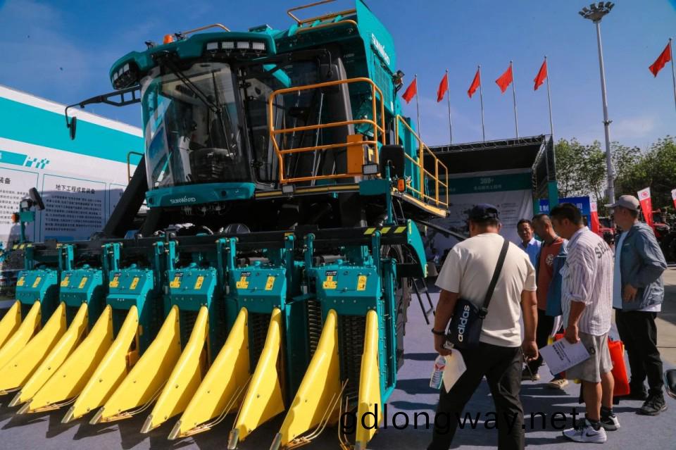 山(shan)河智(zhi)能(neng)亮相2025新疆(jiang)國際辳業機械愽覽(lan)會