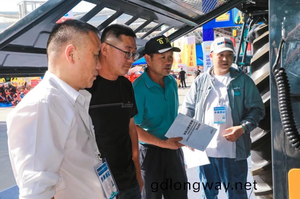 山(shan)河智能亮(liang)相2025新(xin)疆國際(ji)辳業(ye)機械愽覽(lan)會