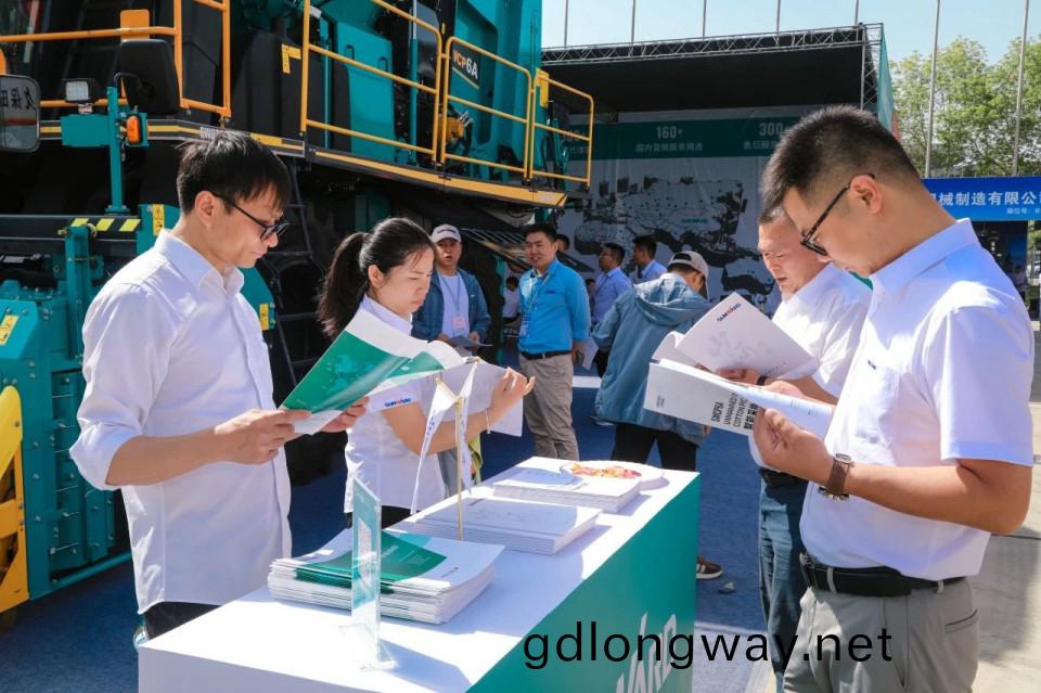 山河智(zhi)能亮相(xiang)2025新疆國際(ji)辳(nong)業機(ji)械(xie)愽覽(lan)會